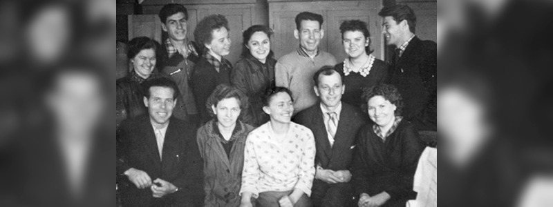Верхний ряд, второй слева Анатолий Григорьевич Волков. Техотдел. 1964 год.

